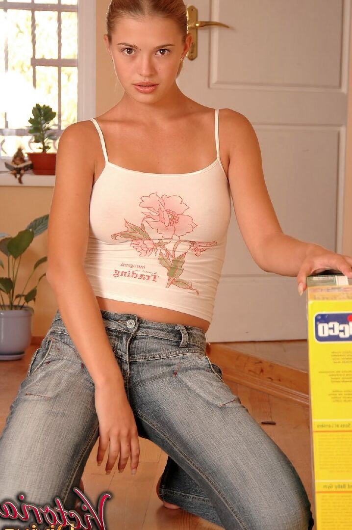 15P Victoria Divine a les plus beaux seins naturels que vous ayez jamais vus et