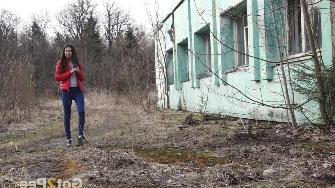 15P Nice girl Katya wipes her bald pussy after squatting to pee behind a building