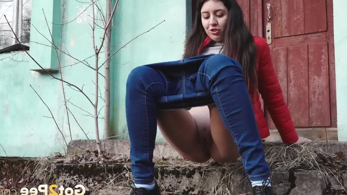 15P Nice girl Katya wipes her bald pussy after squatting to pee behind a building