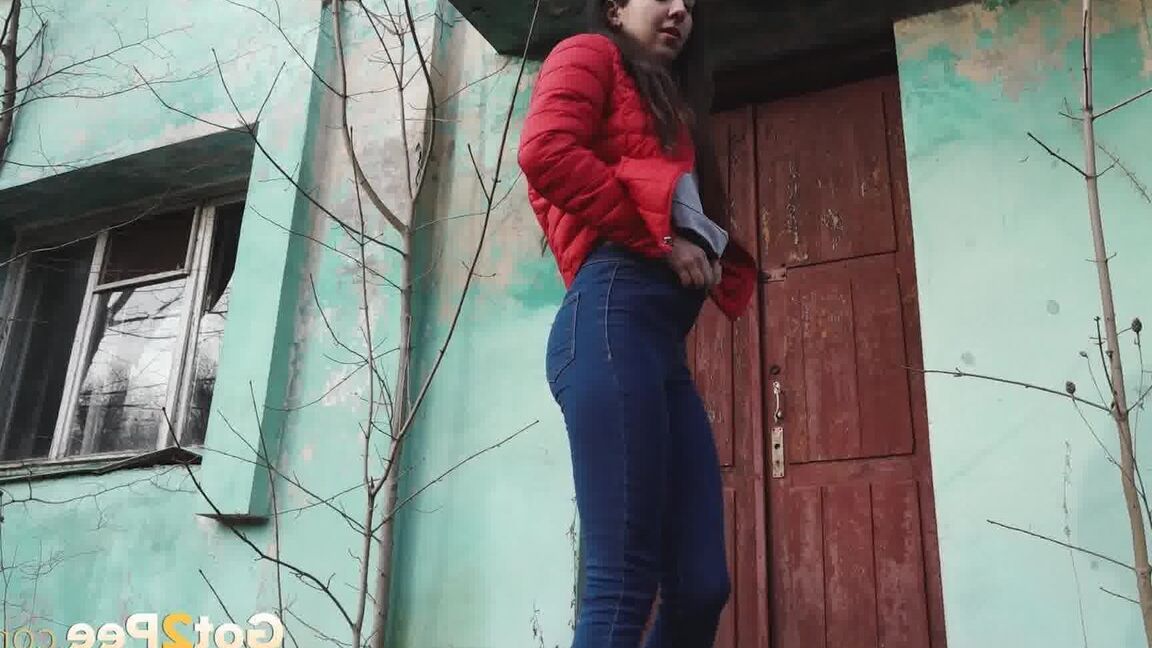 15P Nice girl Katya wipes her bald pussy after squatting to pee behind a building