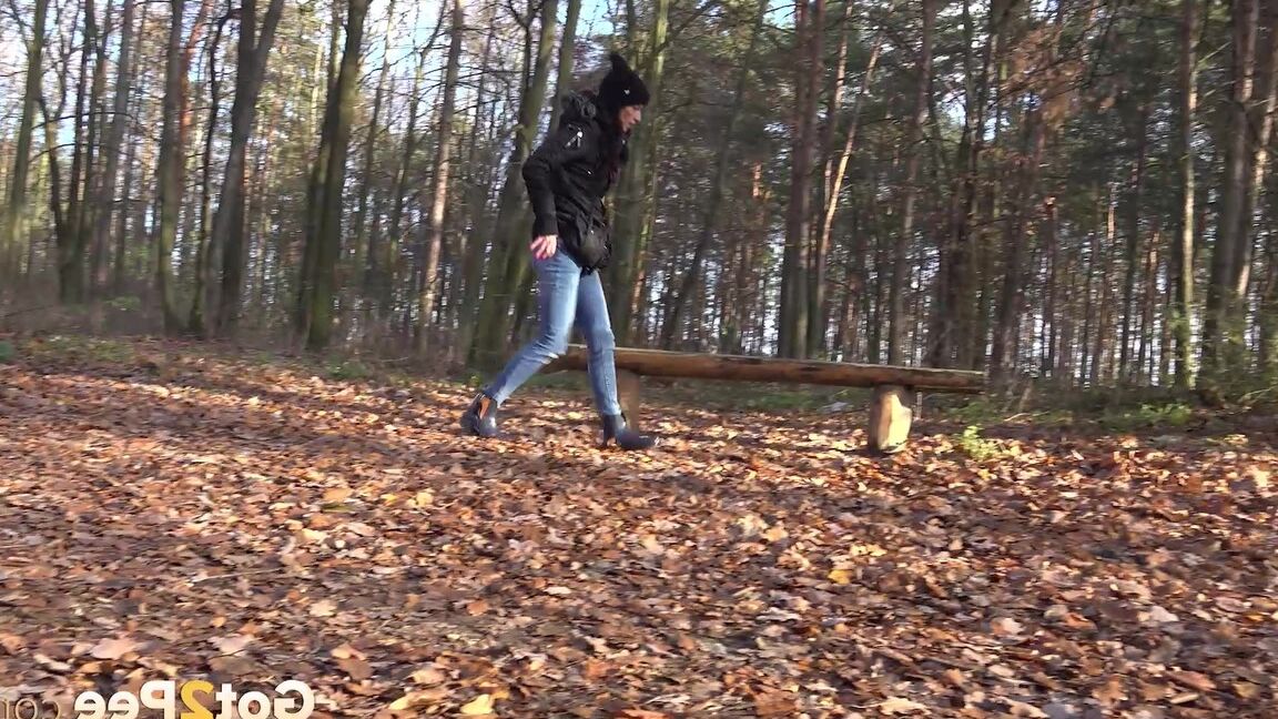 15P Ali Bordeaux pulls down her denims to piss