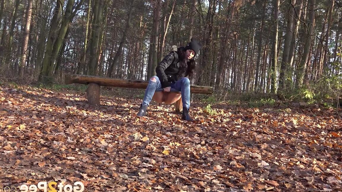 15P Ali Bordeaux pulls down her denims to piss