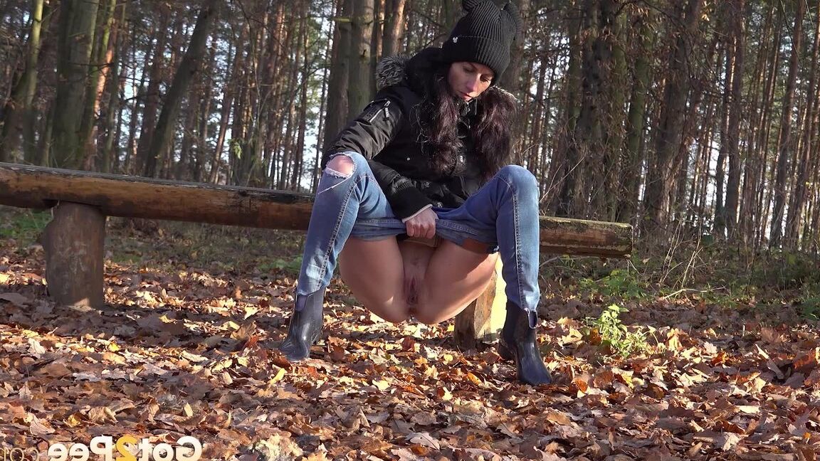 15P Ali Bordeaux pulls down her denims to piss