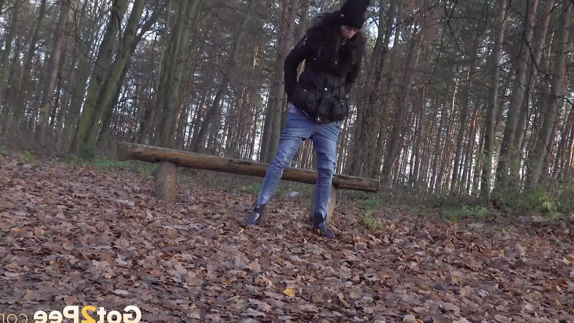 15P Ali Bordeaux pulls down her denims to piss