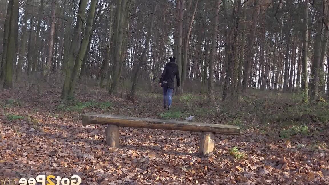 15P Ali Bordeaux pulls down her denims to piss