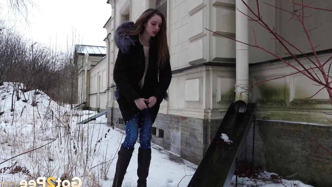 15P Solo girl Vika squats for an urgent piss on snow-covered ground