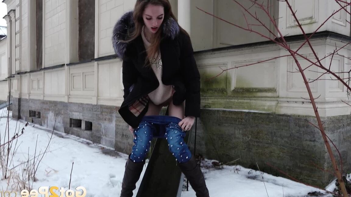 15P Solo girl Vika squats for an urgent piss on snow-covered ground