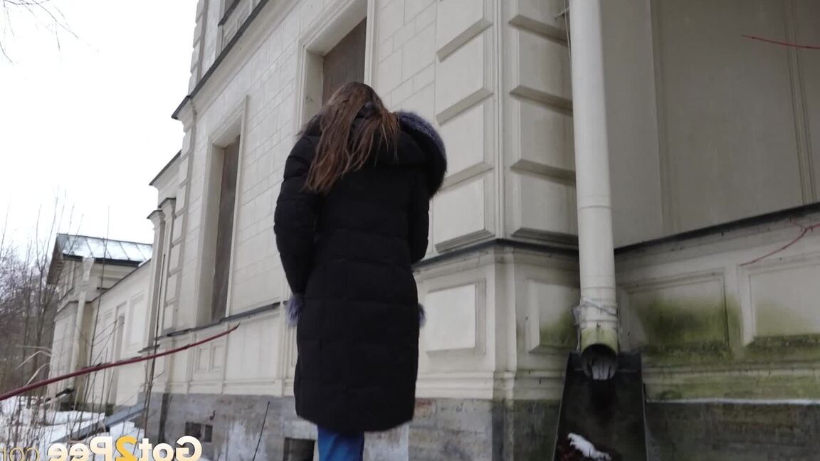 15P Solo girl Vika squats for an urgent piss on snow-covered ground