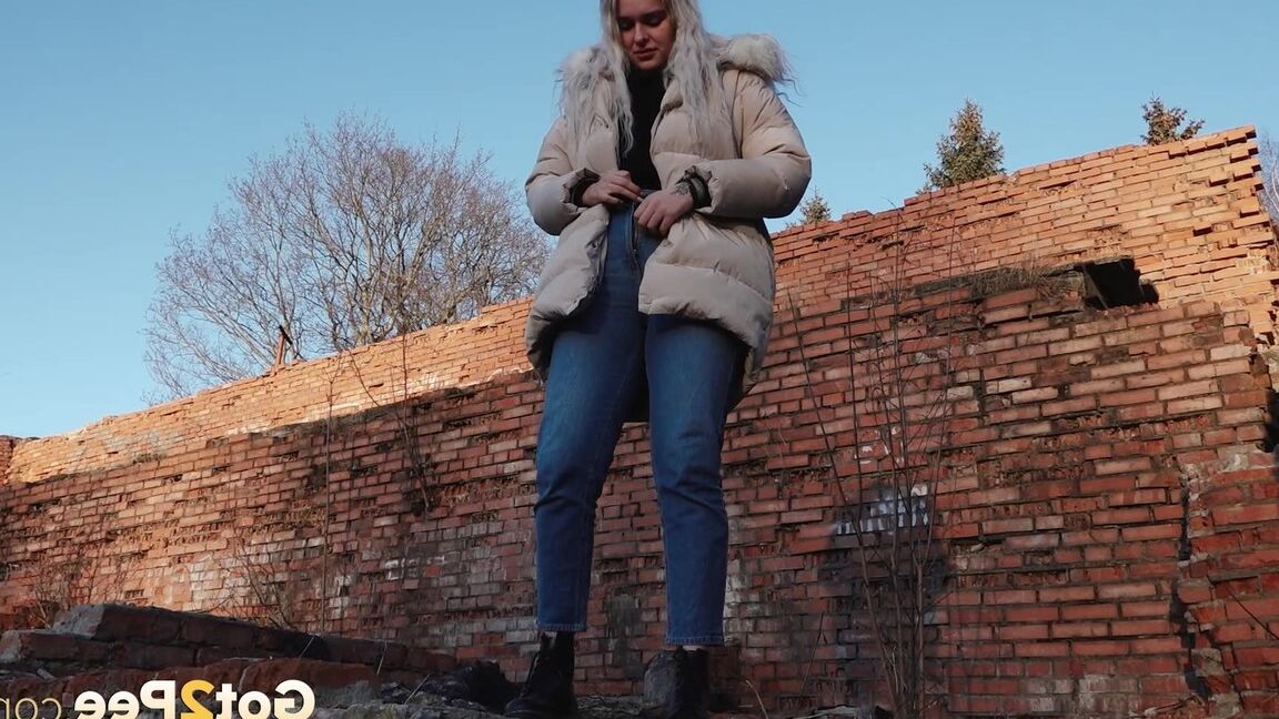 15P Dirty blonde Masha pulls down her jeans to take an urgent piss near a building