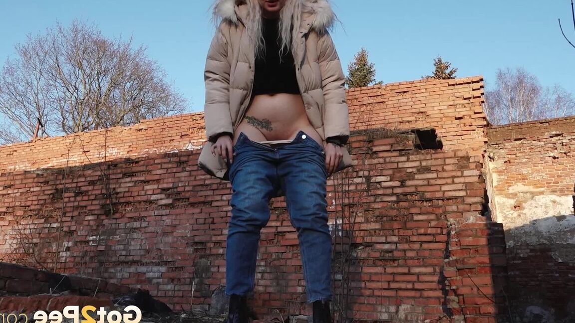 15P Dirty blonde Masha pulls down her jeans to take an urgent piss near a building