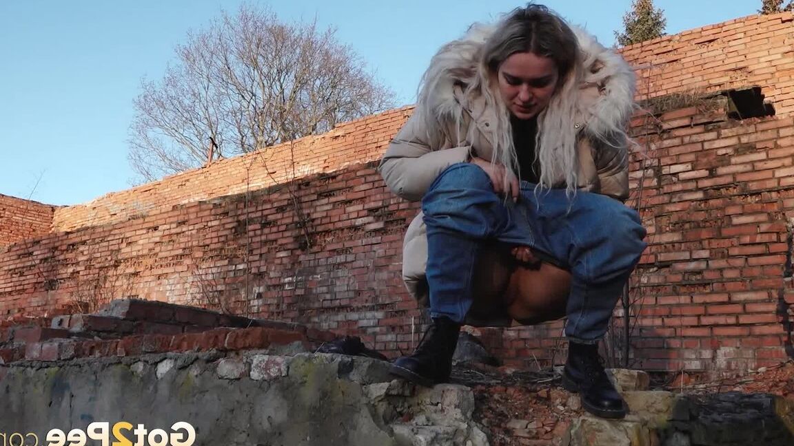 15P Dirty blonde Masha pulls down her jeans to take an urgent piss near a building