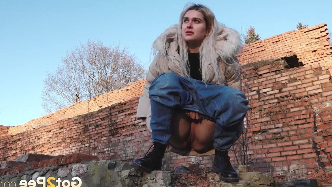 15P Dirty blonde Masha pulls down her jeans to take an urgent piss near a building