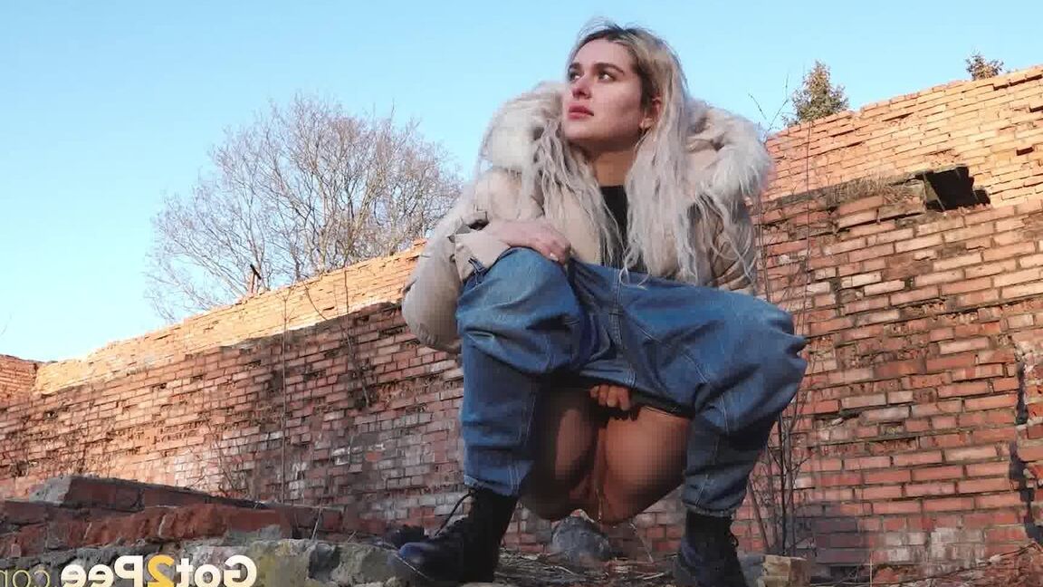 15P Dirty blonde Masha pulls down her jeans to take an urgent piss near a building