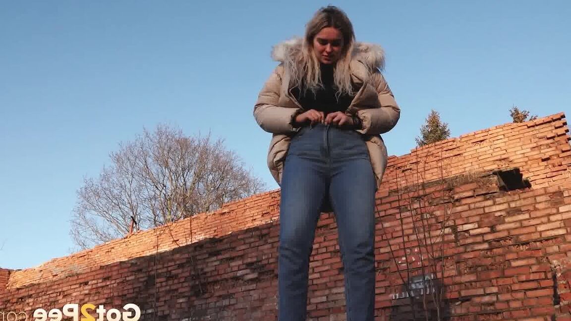 15P Dirty blonde Masha pulls down her jeans to take an urgent piss near a building
