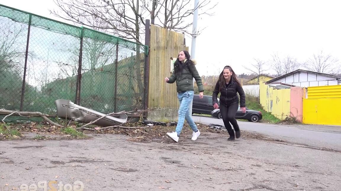 15P As adolescentes Nicolette Noir e Mistika agacham-se para mijar atrás de um prédio