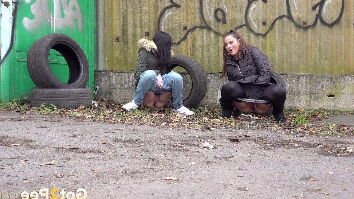 15P As adolescentes Nicolette Noir e Mistika agacham-se para mijar atrás de um prédio