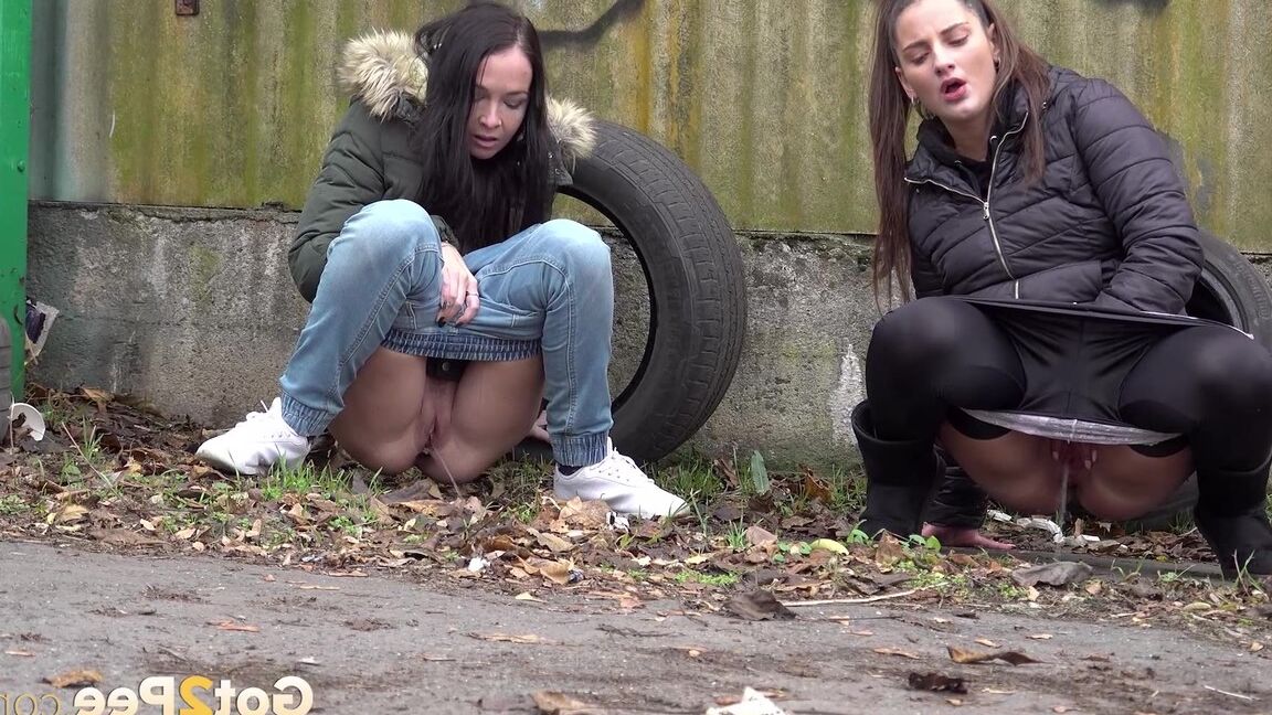 15P As adolescentes Nicolette Noir e Mistika agacham-se para mijar atrás de um prédio