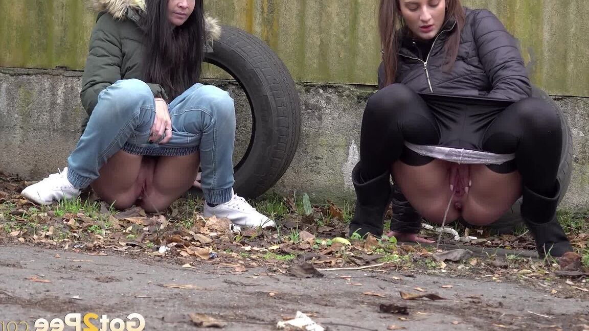 15P As adolescentes Nicolette Noir e Mistika agacham-se para mijar atrás de um prédio