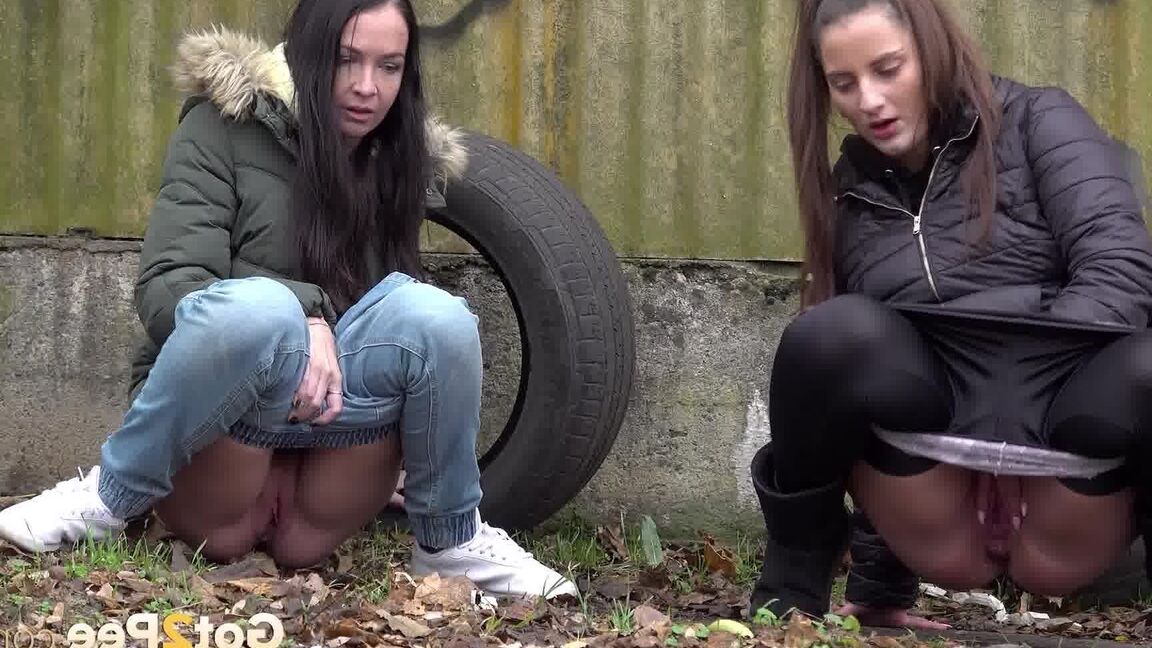 15P As adolescentes Nicolette Noir e Mistika agacham-se para mijar atrás de um prédio