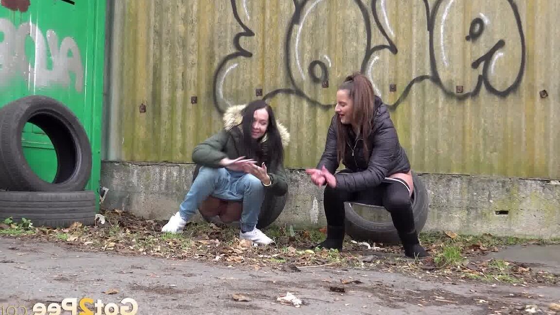 15P As adolescentes Nicolette Noir e Mistika agacham-se para mijar atrás de um prédio