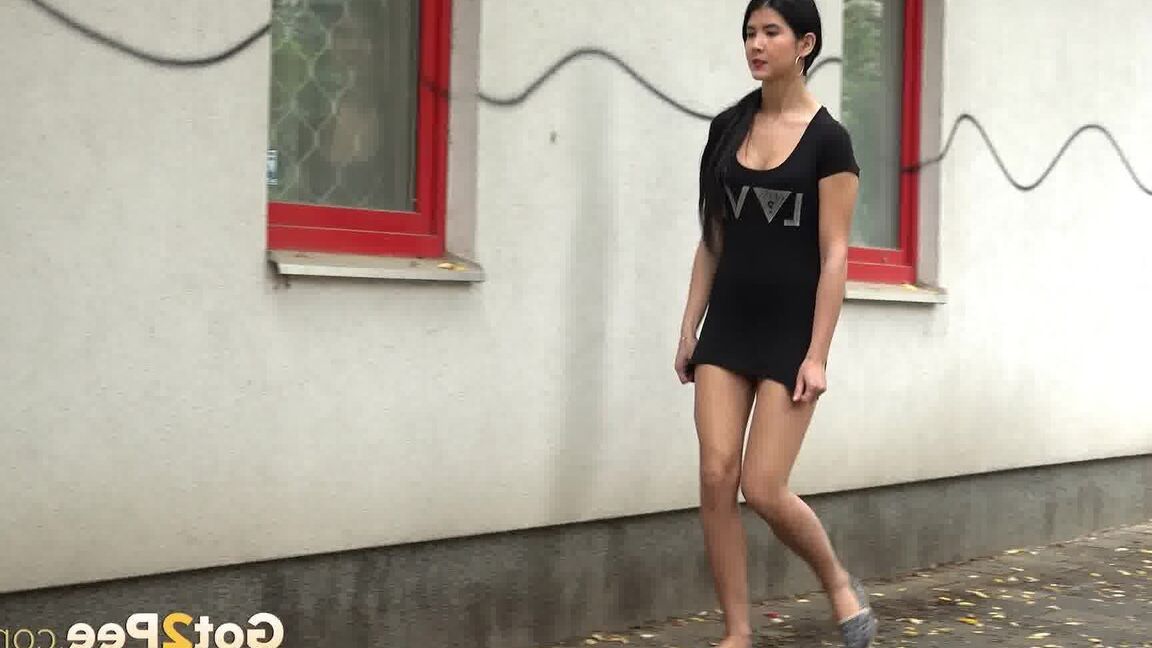 15P Estas tres chicas sexys se bajan los pantalones para orinar caliente en lugares públicos