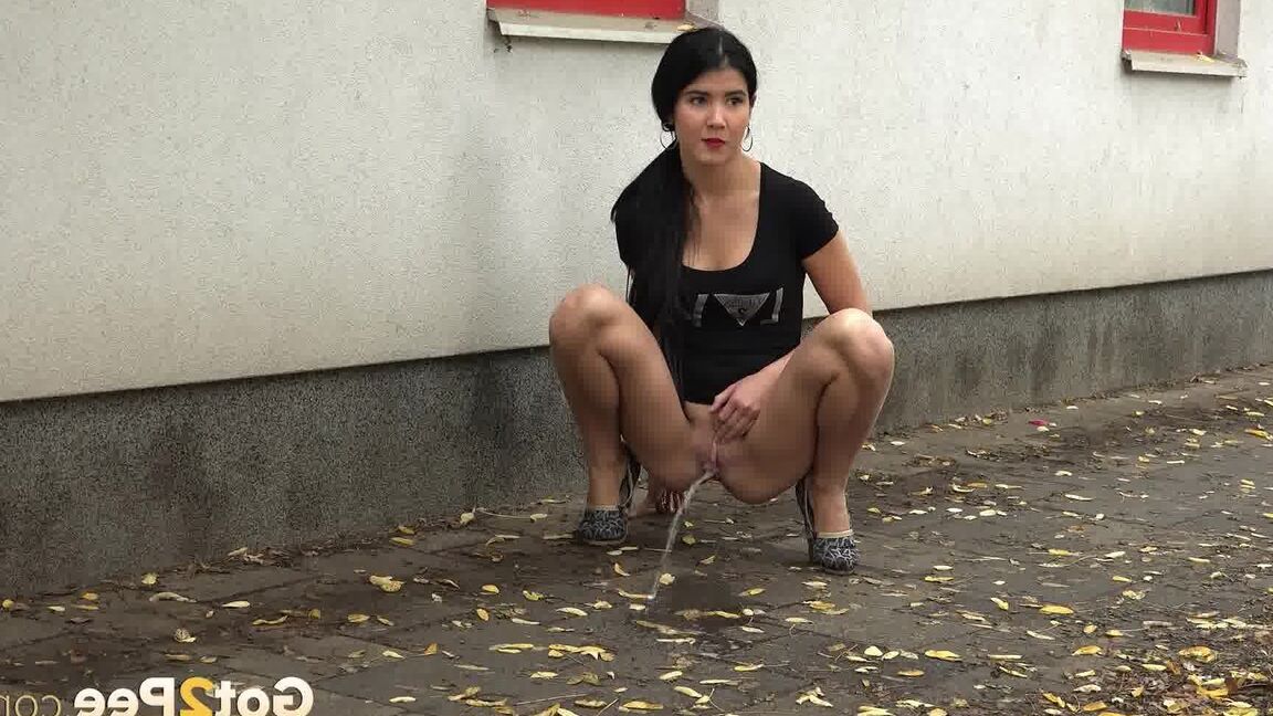 15P Estas tres chicas sexys se bajan los pantalones para orinar caliente en lugares públicos