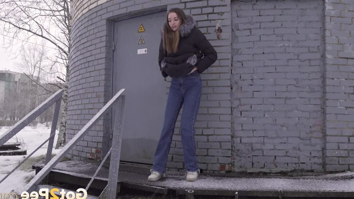 15P 白人の女の子が建物の裏の雪の中でジーンズを下ろしておしっこする