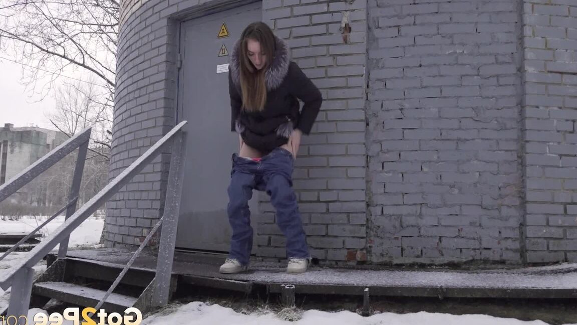 15P 白人の女の子が建物の裏の雪の中でジーンズを下ろしておしっこする