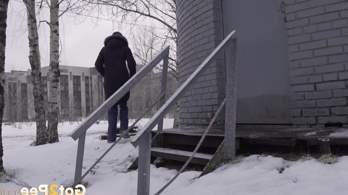 15P 白人の女の子が建物の裏の雪の中でジーンズを下ろしておしっこする