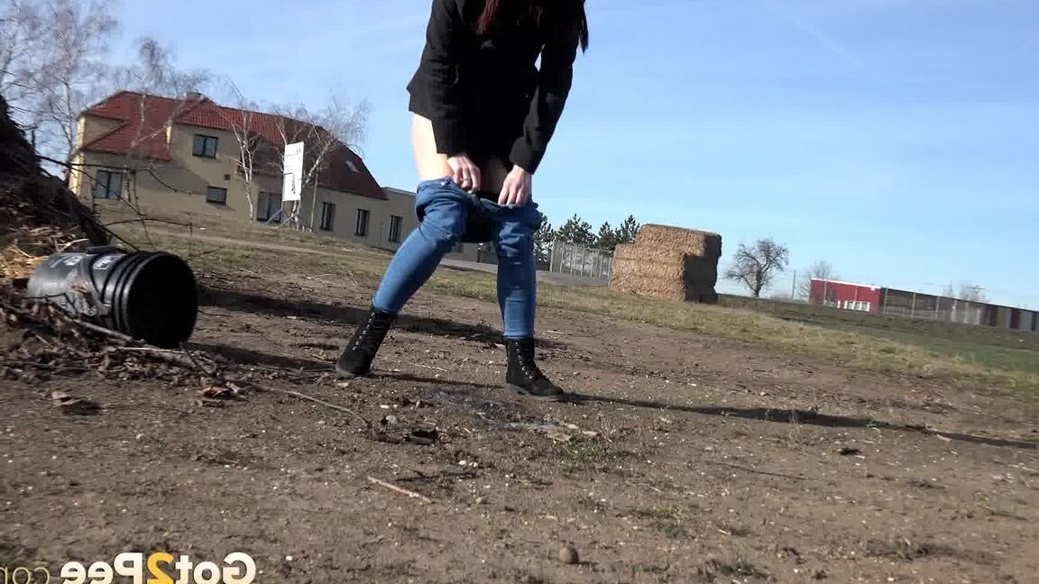 15P Amanda Hill pisses in public by busy road
