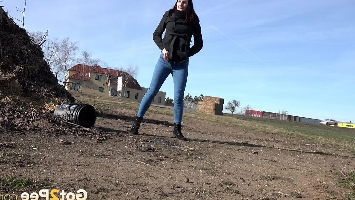 15P Amanda Hill pisses in public by busy road