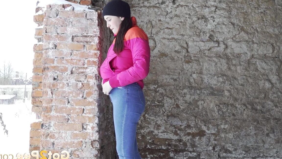 15P Linda nena en ropa de invierno hace sus necesidades