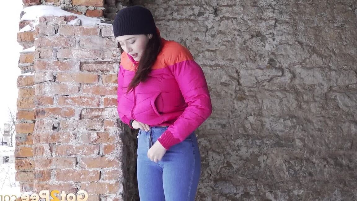 15P Linda nena en ropa de invierno hace sus necesidades