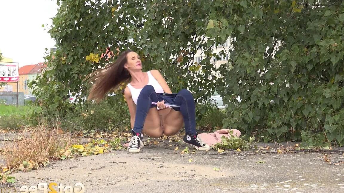 15P великолепная брюнетка Cynthia Vellons писает на улице
