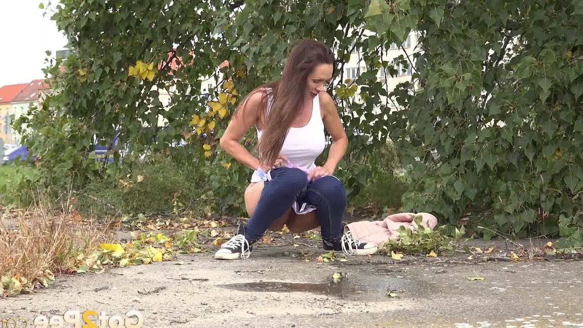15P великолепная брюнетка Cynthia Vellons писает на улице