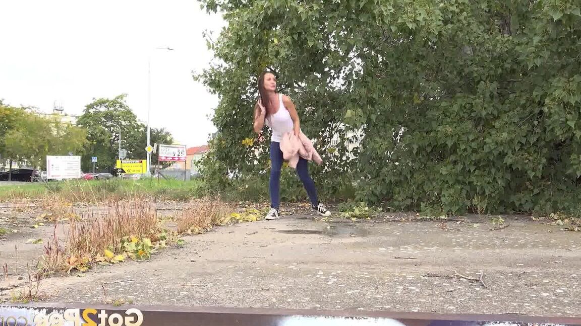 15P великолепная брюнетка Cynthia Vellons писает на улице