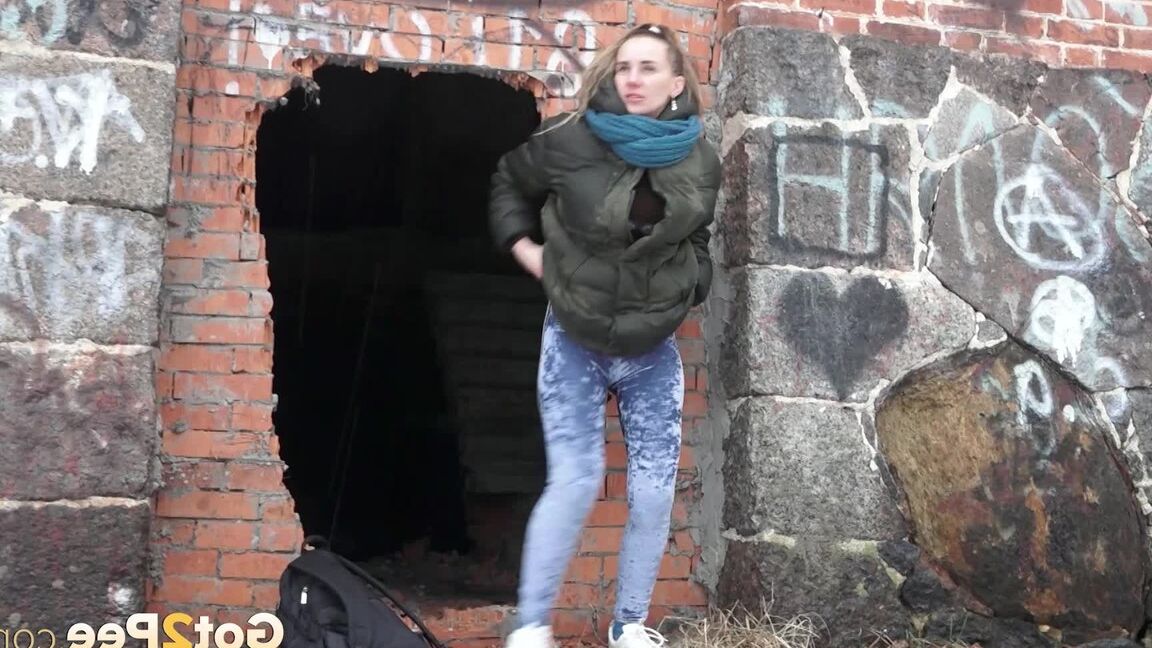 15P White girl pulls down her jeans for a badly needed pee on snow-covered ground