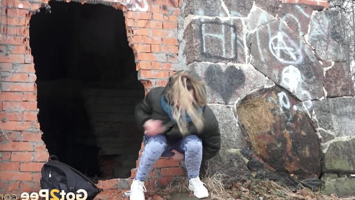 15P White girl pulls down her jeans for a badly needed pee on snow-covered ground