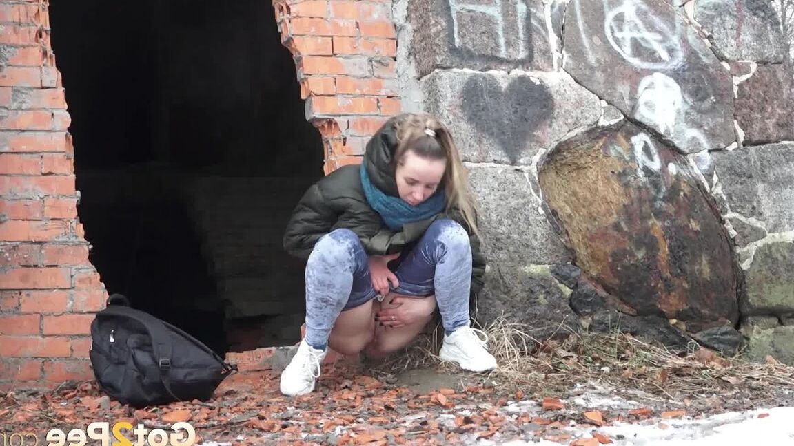 15P White girl pulls down her jeans for a badly needed pee on snow-covered ground