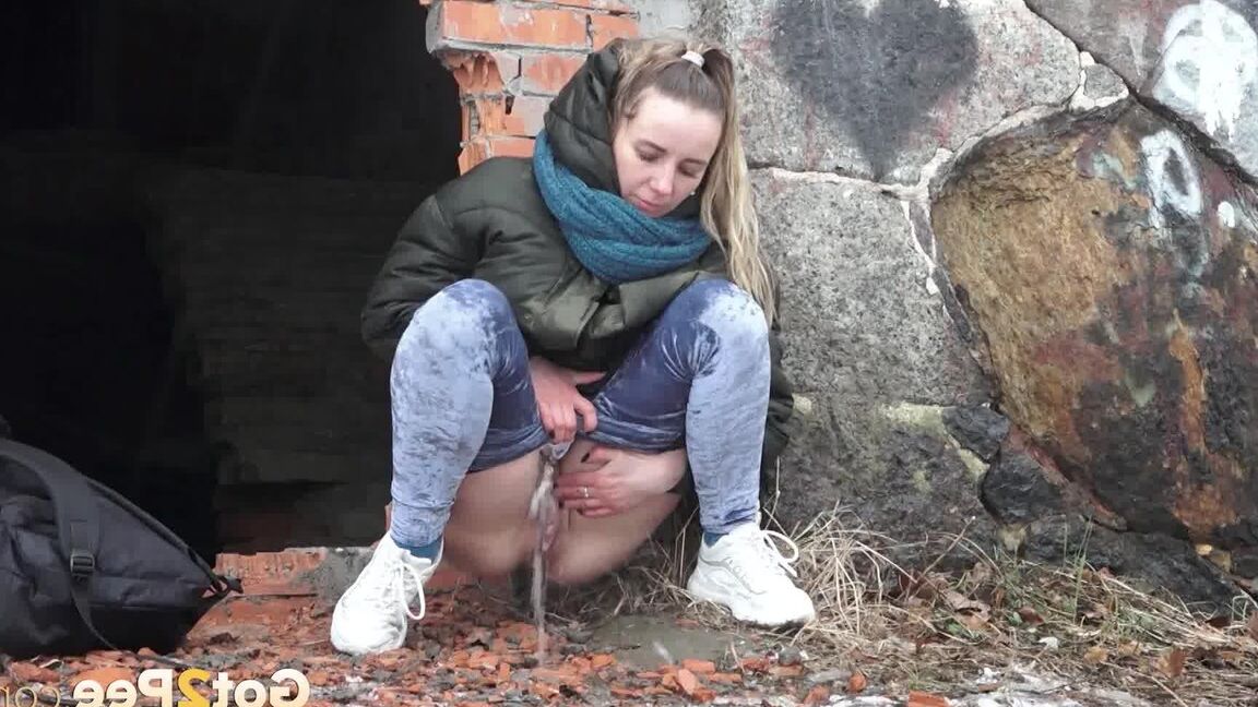 15P White girl pulls down her jeans for a badly needed pee on snow-covered ground