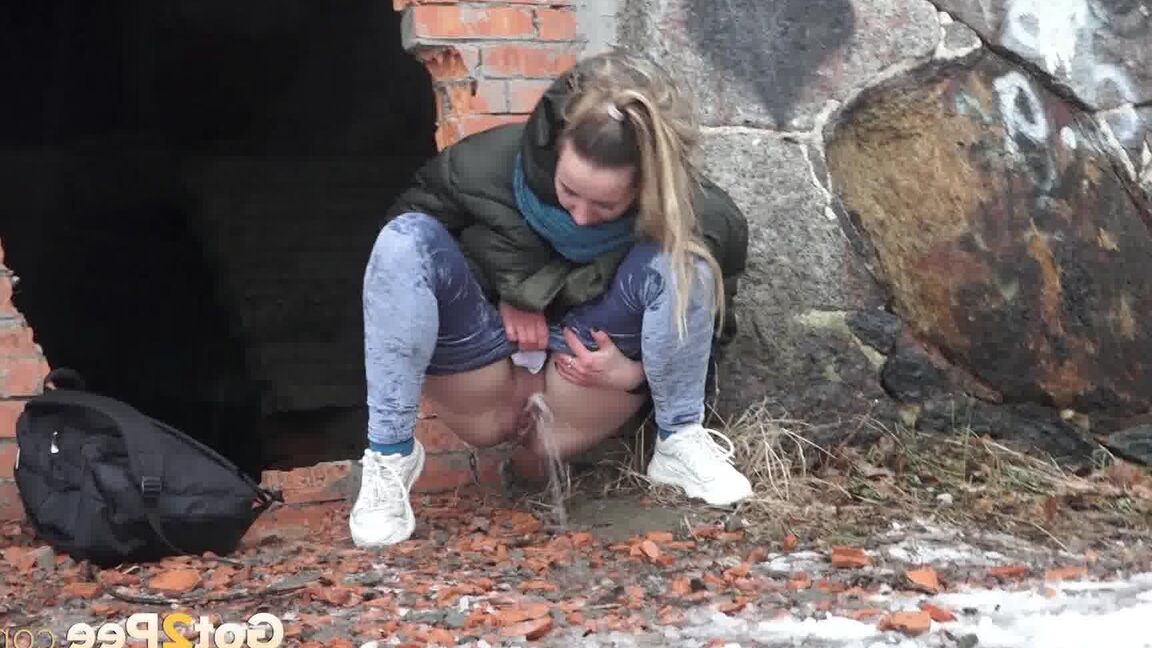 15P White girl pulls down her jeans for a badly needed pee on snow-covered ground