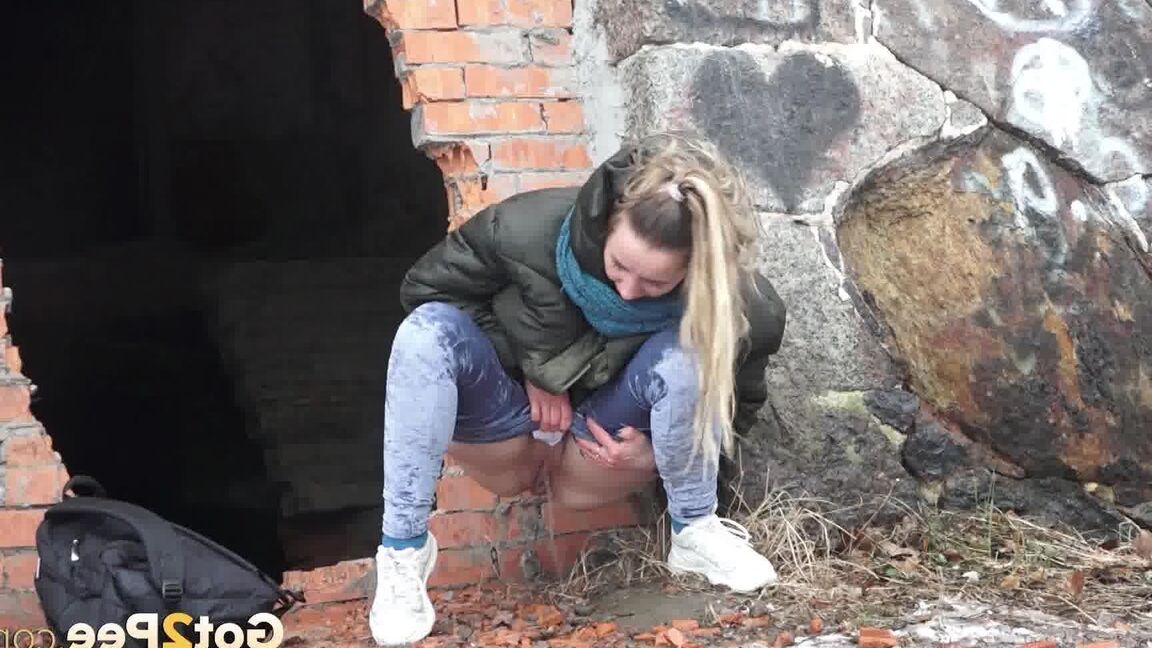 15P White girl pulls down her jeans for a badly needed pee on snow-covered ground