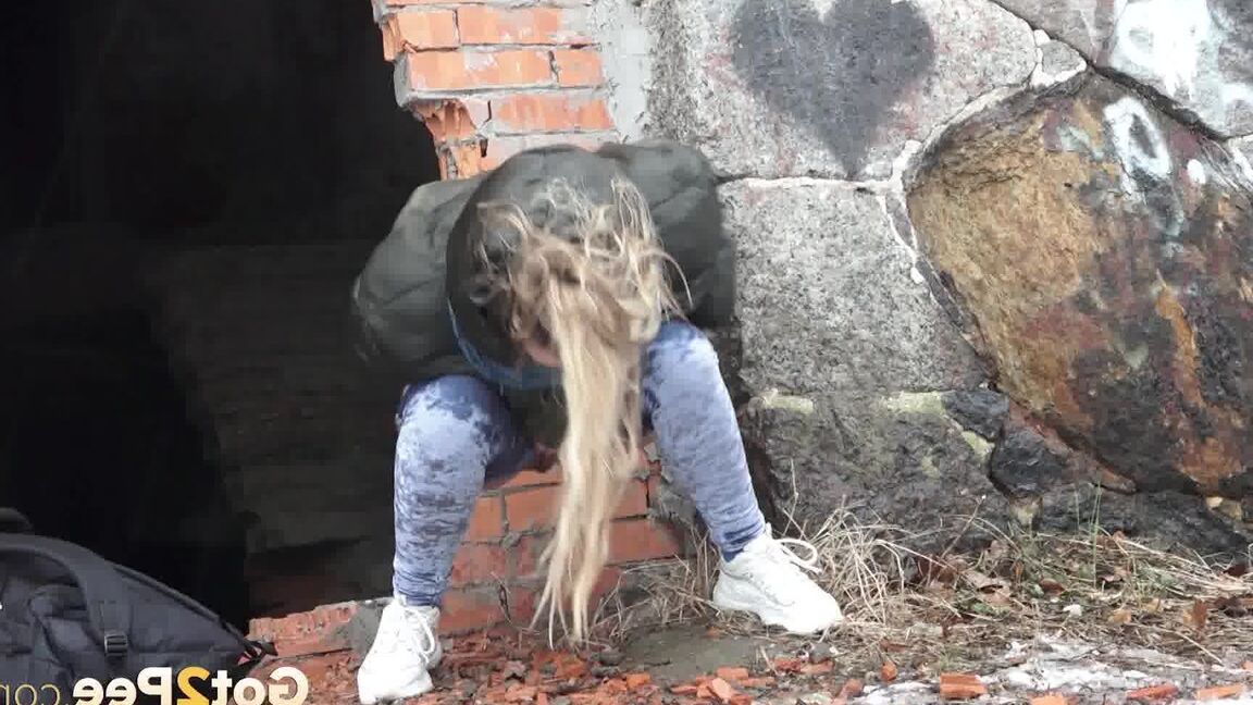 15P White girl pulls down her jeans for a badly needed pee on snow-covered ground