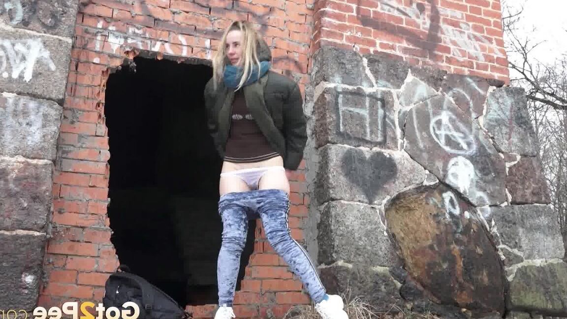 15P White girl pulls down her jeans for a badly needed pee on snow-covered ground