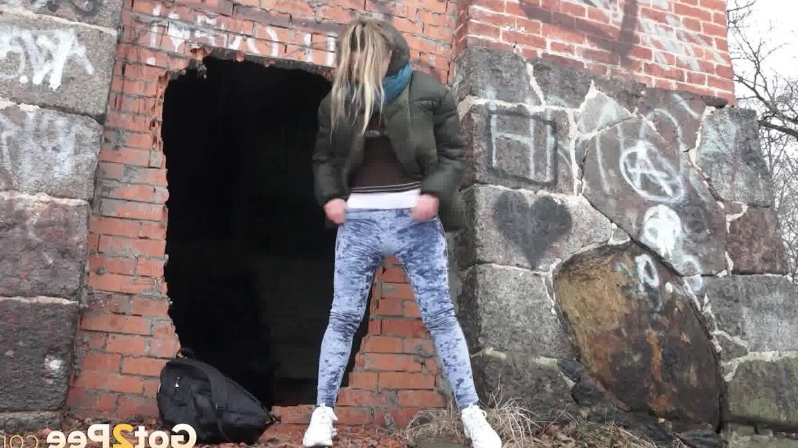15P White girl pulls down her jeans for a badly needed pee on snow-covered ground