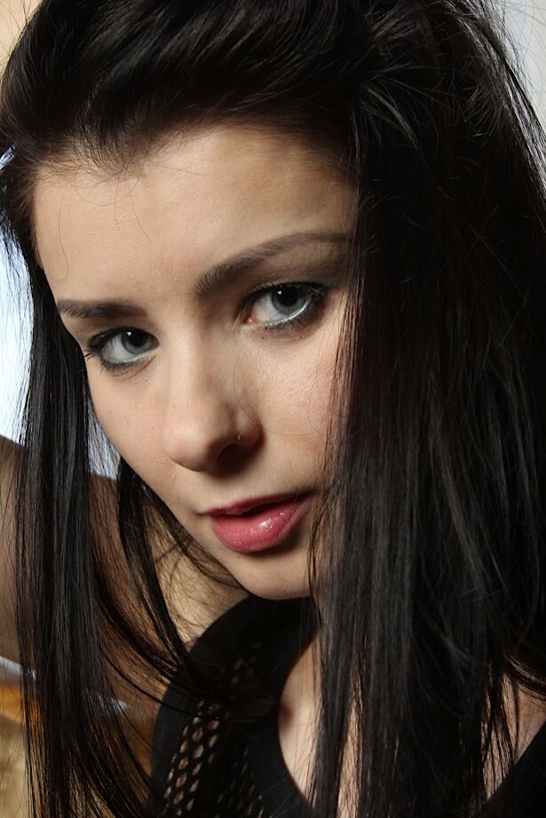 16P Morena Sexy MILF Hanna Black expondo seios naturais e boceta raspada