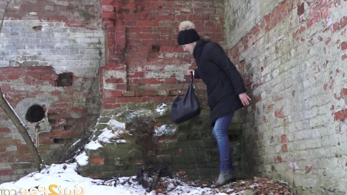 15P European babe filmed in closeup gushing pee