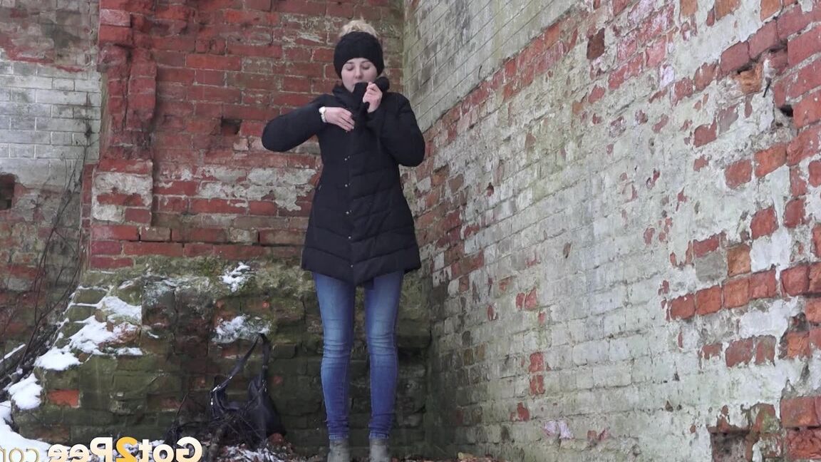 15P European babe filmed in closeup gushing pee