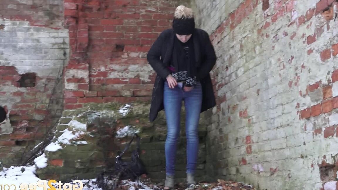 15P European babe filmed in closeup gushing pee