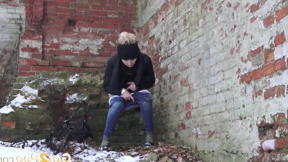 15P European babe filmed in closeup gushing pee